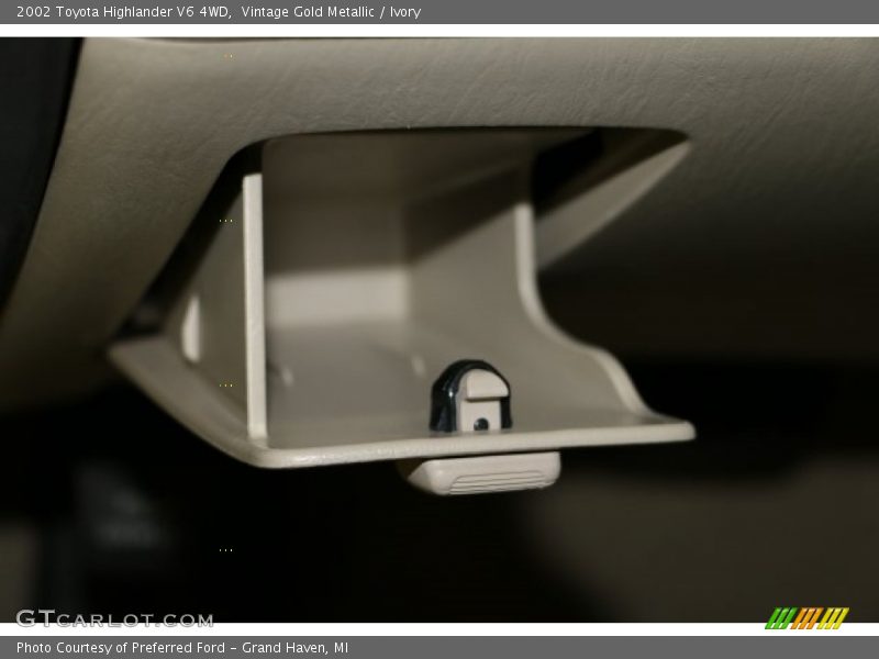 Vintage Gold Metallic / Ivory 2002 Toyota Highlander V6 4WD