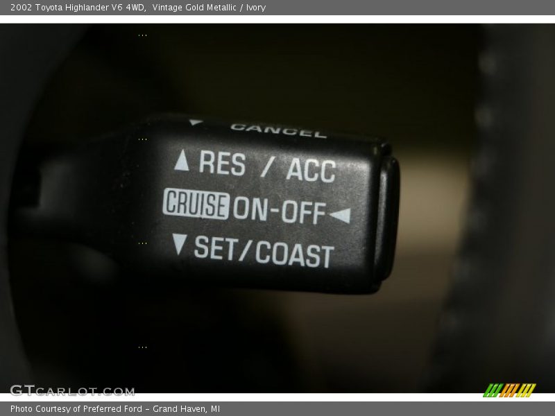 Vintage Gold Metallic / Ivory 2002 Toyota Highlander V6 4WD
