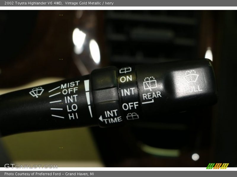 Vintage Gold Metallic / Ivory 2002 Toyota Highlander V6 4WD