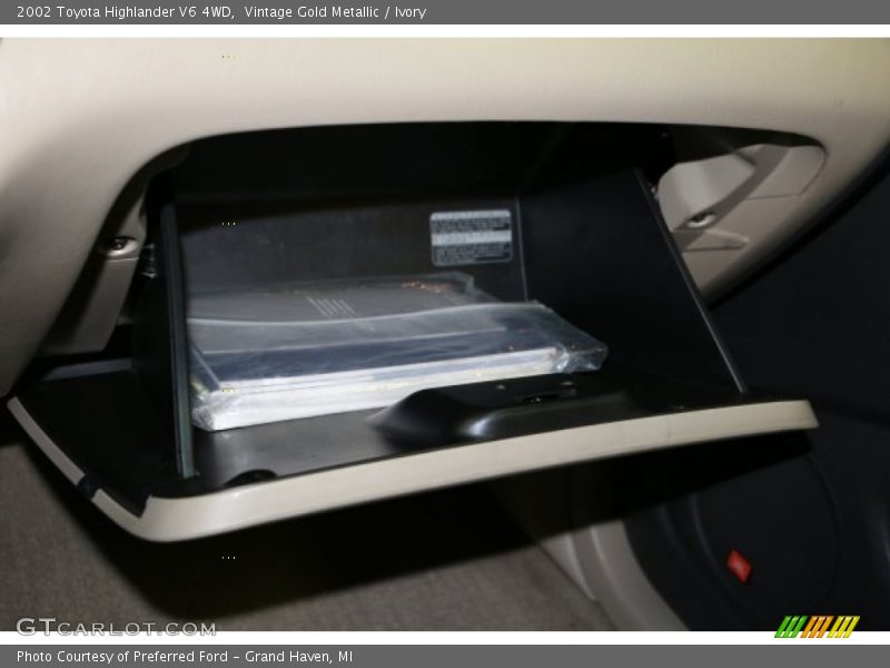 Vintage Gold Metallic / Ivory 2002 Toyota Highlander V6 4WD