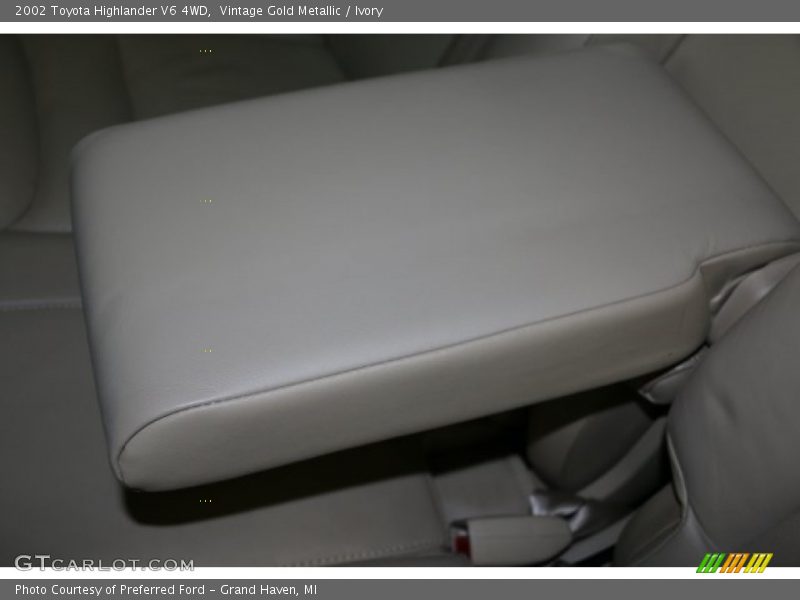 Vintage Gold Metallic / Ivory 2002 Toyota Highlander V6 4WD