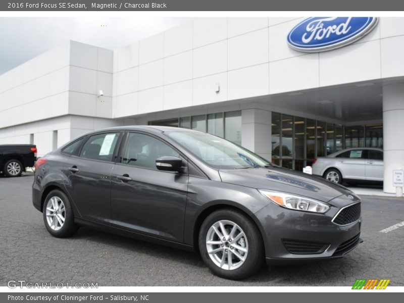 Magnetic / Charcoal Black 2016 Ford Focus SE Sedan