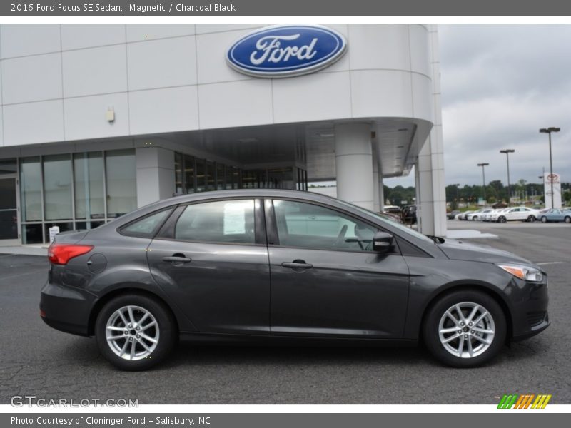 Magnetic / Charcoal Black 2016 Ford Focus SE Sedan