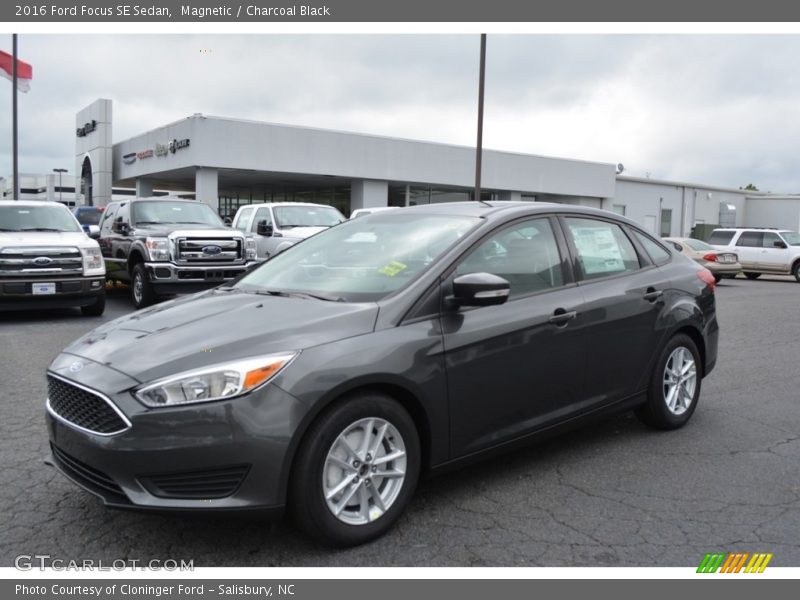 Magnetic / Charcoal Black 2016 Ford Focus SE Sedan