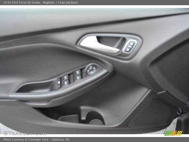 Magnetic / Charcoal Black 2016 Ford Focus SE Sedan