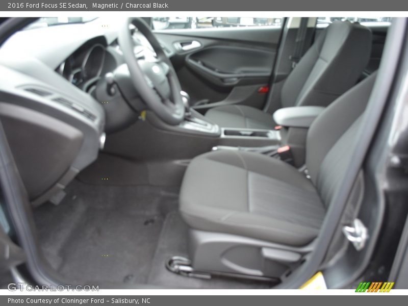 Magnetic / Charcoal Black 2016 Ford Focus SE Sedan