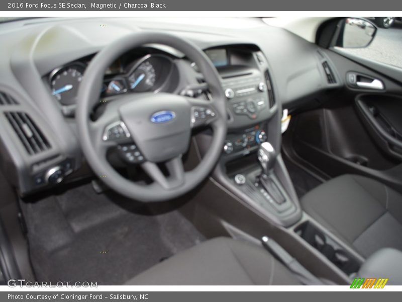 Magnetic / Charcoal Black 2016 Ford Focus SE Sedan
