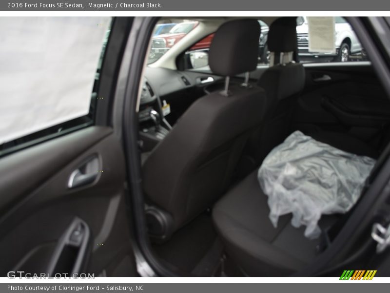 Magnetic / Charcoal Black 2016 Ford Focus SE Sedan
