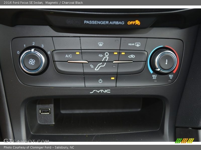Magnetic / Charcoal Black 2016 Ford Focus SE Sedan