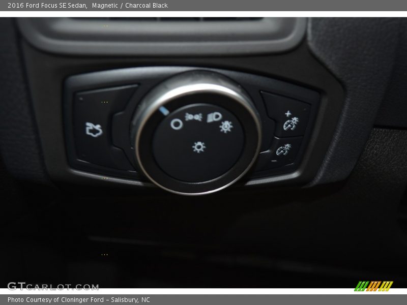 Magnetic / Charcoal Black 2016 Ford Focus SE Sedan
