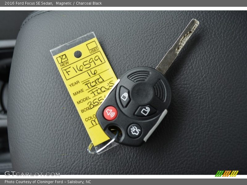 Magnetic / Charcoal Black 2016 Ford Focus SE Sedan