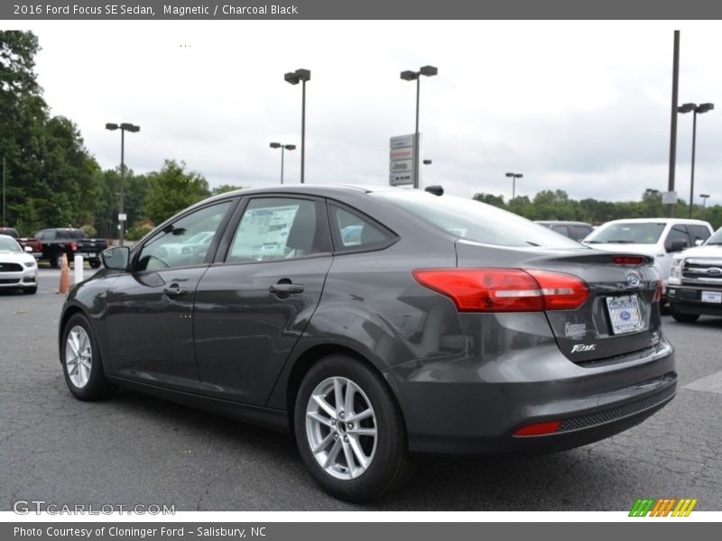 Magnetic / Charcoal Black 2016 Ford Focus SE Sedan