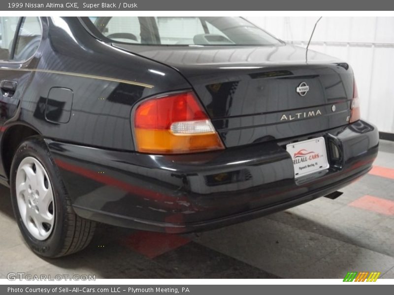 Super Black / Dusk 1999 Nissan Altima GXE