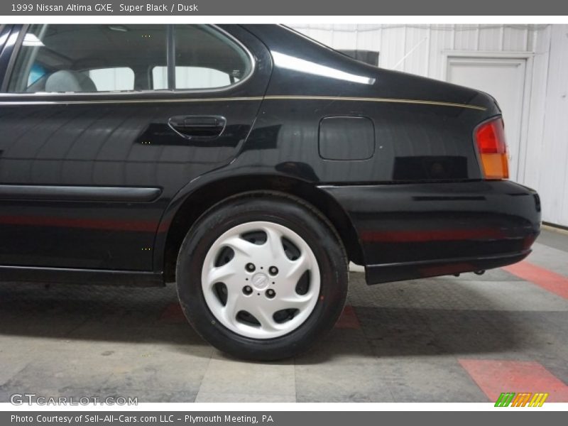 Super Black / Dusk 1999 Nissan Altima GXE