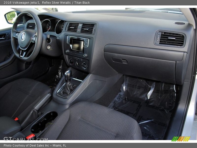 Reflex Silver Metallic / Titan Black 2016 Volkswagen Jetta S