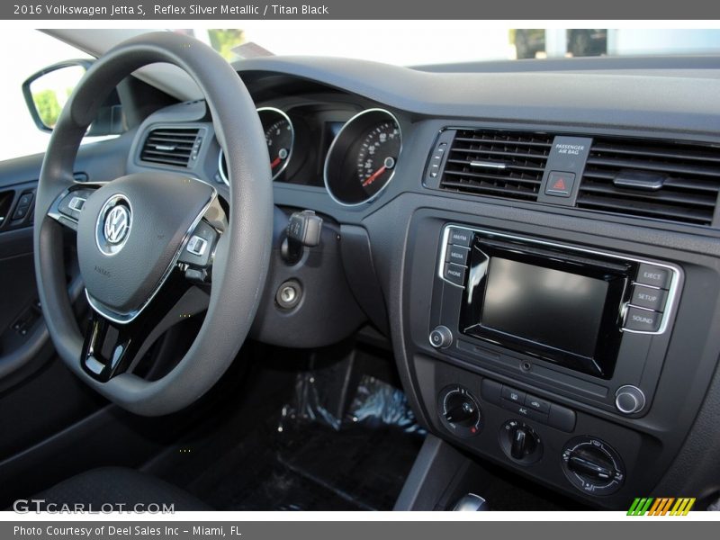 Reflex Silver Metallic / Titan Black 2016 Volkswagen Jetta S