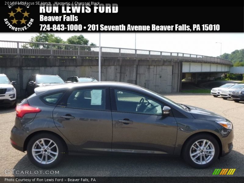 Magnetic / Charcoal Black 2016 Ford Focus SE Hatch