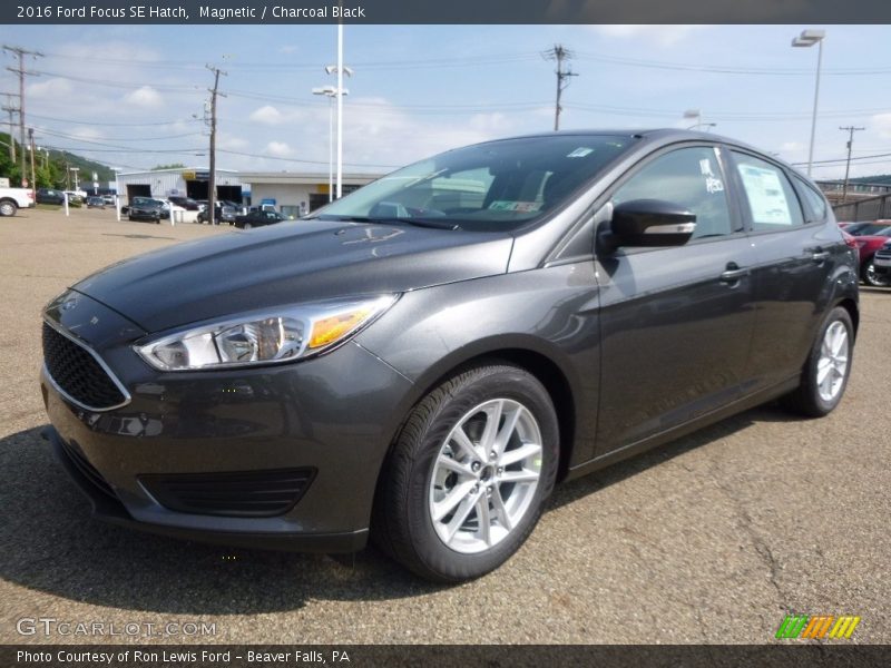 Magnetic / Charcoal Black 2016 Ford Focus SE Hatch