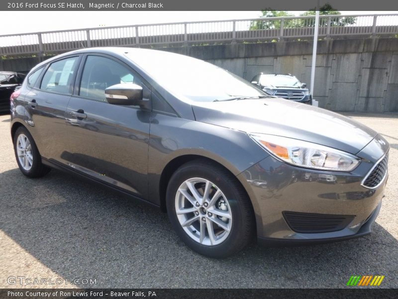 Magnetic / Charcoal Black 2016 Ford Focus SE Hatch