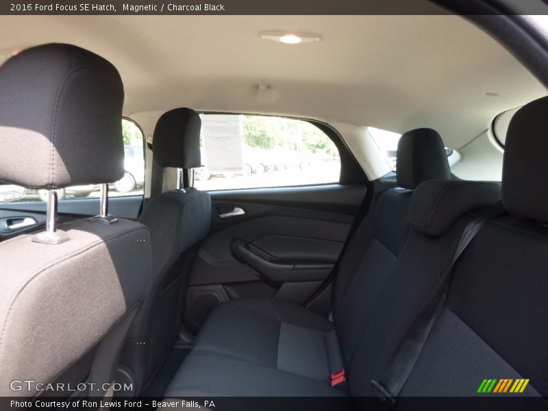 Magnetic / Charcoal Black 2016 Ford Focus SE Hatch