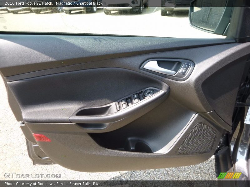 Magnetic / Charcoal Black 2016 Ford Focus SE Hatch