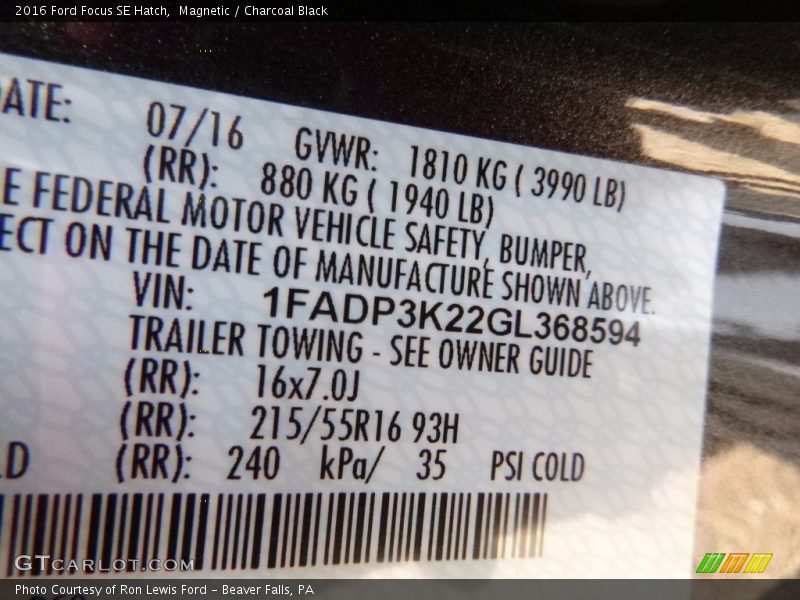 Magnetic / Charcoal Black 2016 Ford Focus SE Hatch