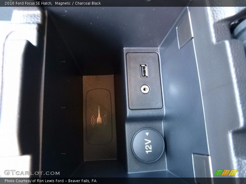 Magnetic / Charcoal Black 2016 Ford Focus SE Hatch