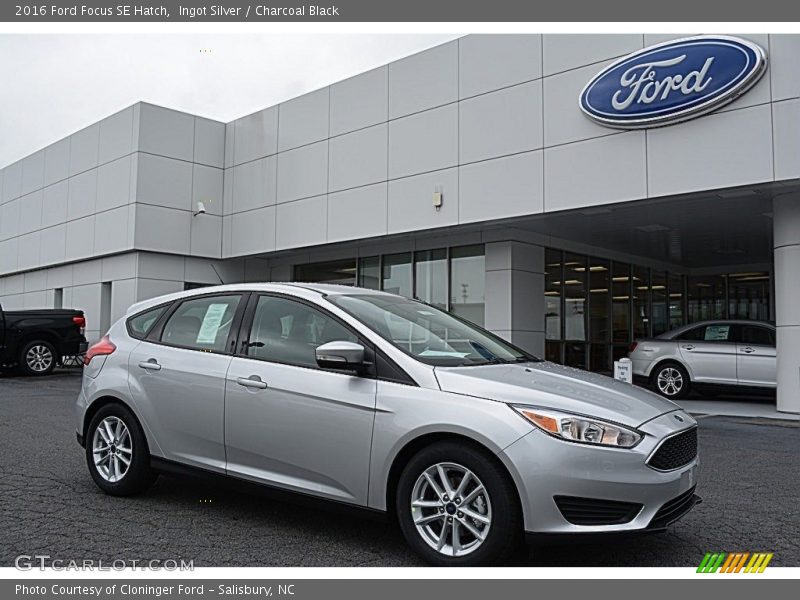 Front 3/4 View of 2016 Focus SE Hatch