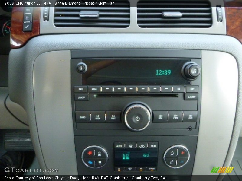 White Diamond Tricoat / Light Tan 2009 GMC Yukon SLT 4x4