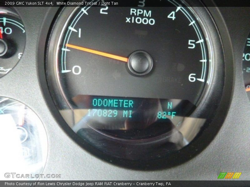 White Diamond Tricoat / Light Tan 2009 GMC Yukon SLT 4x4