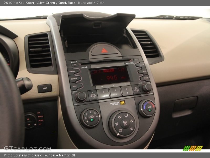 Alien Green / Sand/Black Houndstooth Cloth 2010 Kia Soul Sport