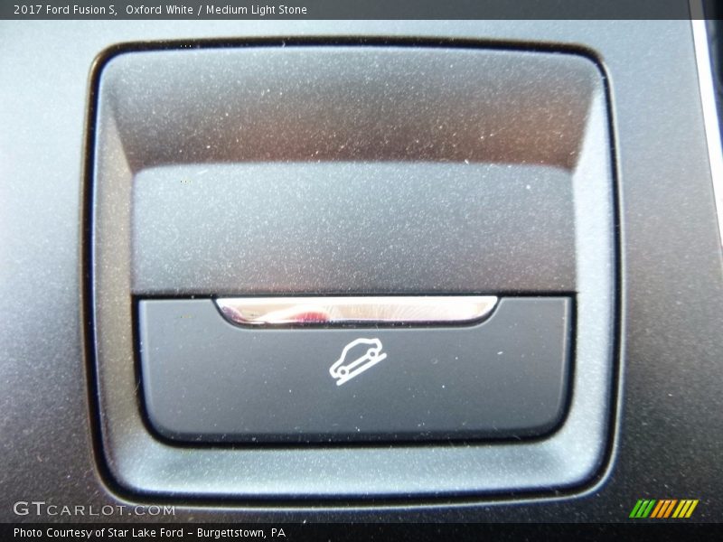 Oxford White / Medium Light Stone 2017 Ford Fusion S