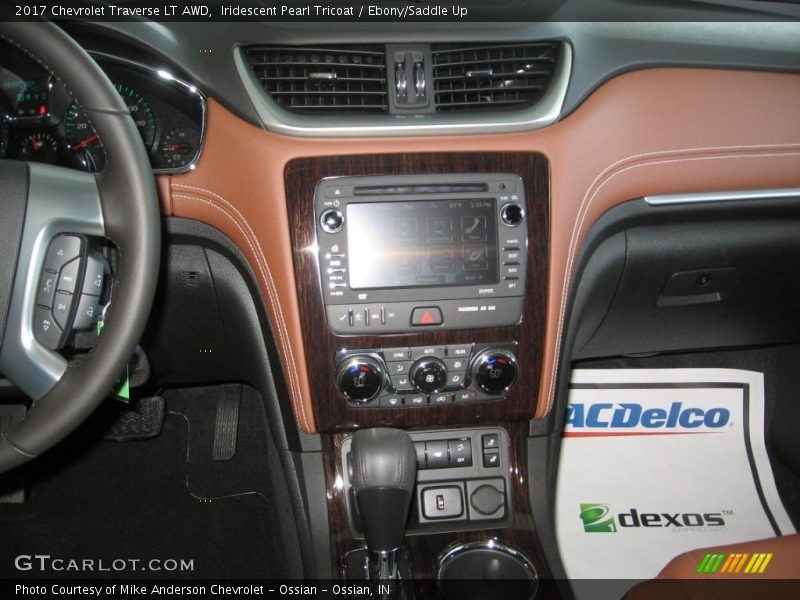 Iridescent Pearl Tricoat / Ebony/Saddle Up 2017 Chevrolet Traverse LT AWD