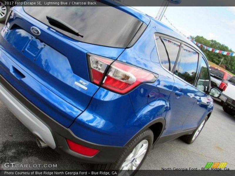 Lightning Blue / Charcoal Black 2017 Ford Escape SE