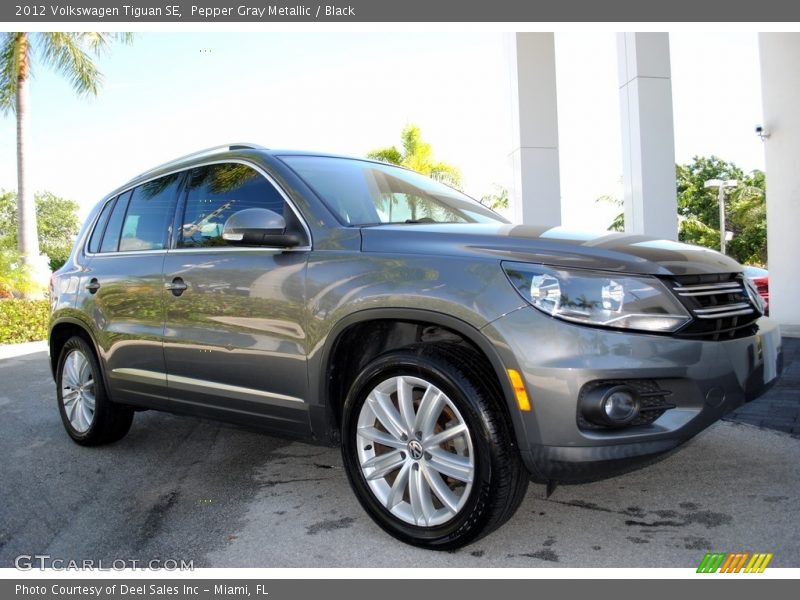 Pepper Gray Metallic / Black 2012 Volkswagen Tiguan SE