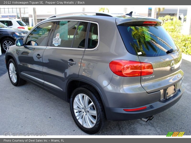 Pepper Gray Metallic / Black 2012 Volkswagen Tiguan SE