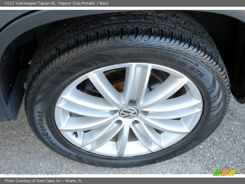 Pepper Gray Metallic / Black 2012 Volkswagen Tiguan SE