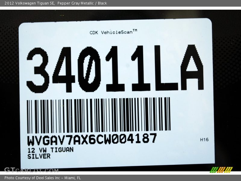 Pepper Gray Metallic / Black 2012 Volkswagen Tiguan SE