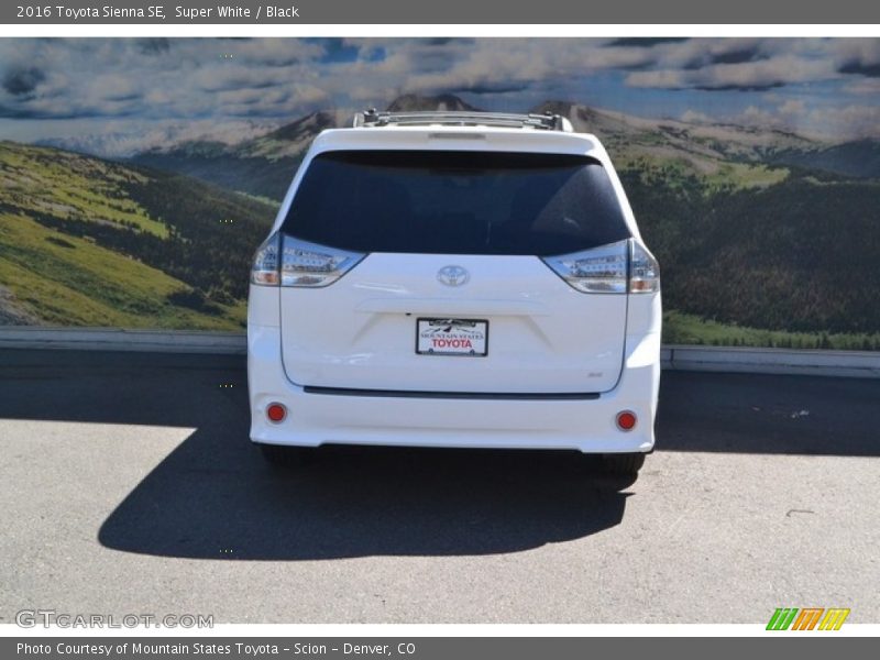 Super White / Black 2016 Toyota Sienna SE