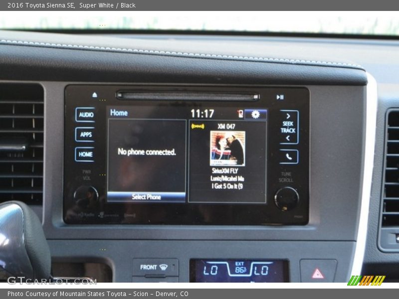 Super White / Black 2016 Toyota Sienna SE