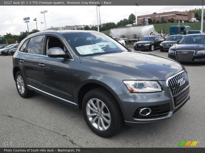 Front 3/4 View of 2017 Q5 2.0 TFSI Premium quattro