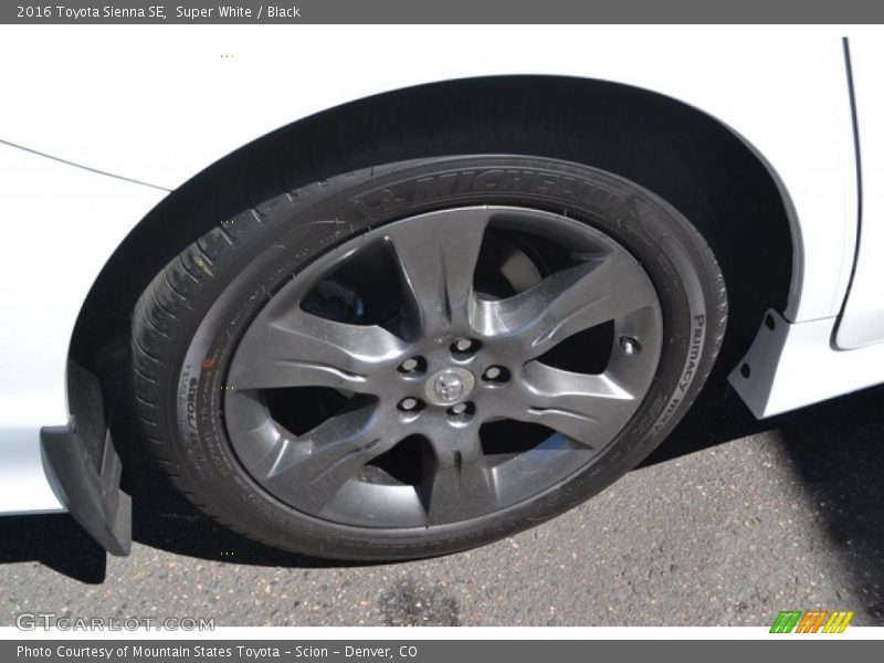 Super White / Black 2016 Toyota Sienna SE