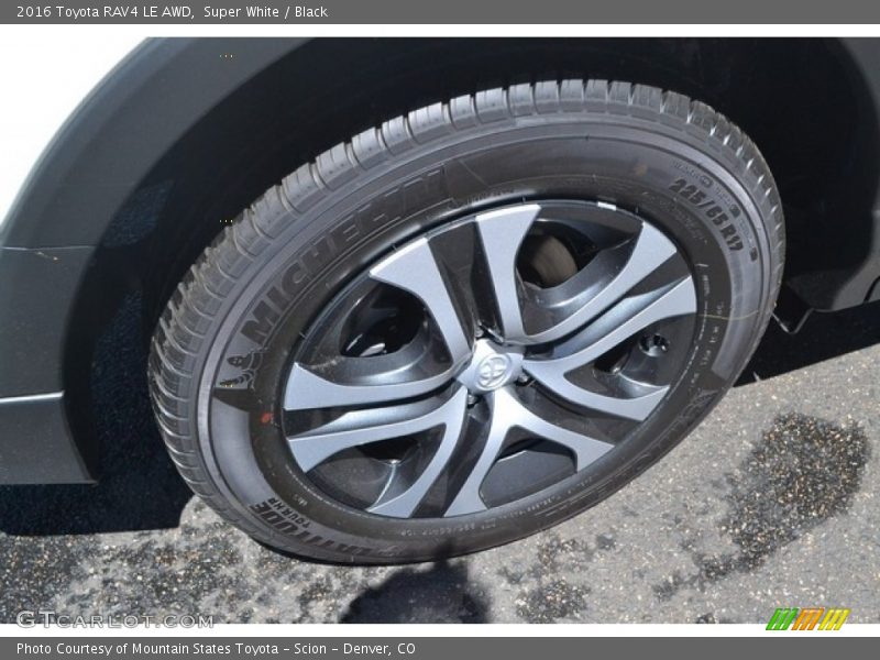 Super White / Black 2016 Toyota RAV4 LE AWD