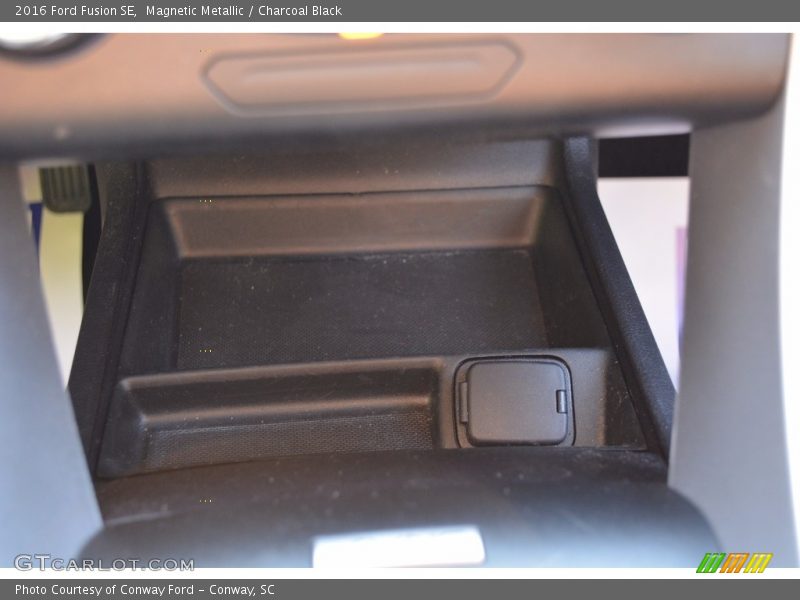 Magnetic Metallic / Charcoal Black 2016 Ford Fusion SE