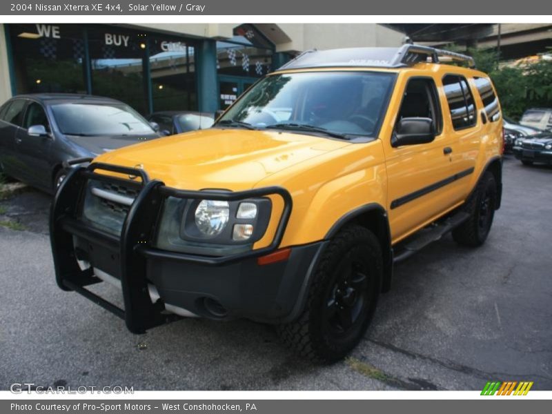 Front 3/4 View of 2004 Xterra XE 4x4