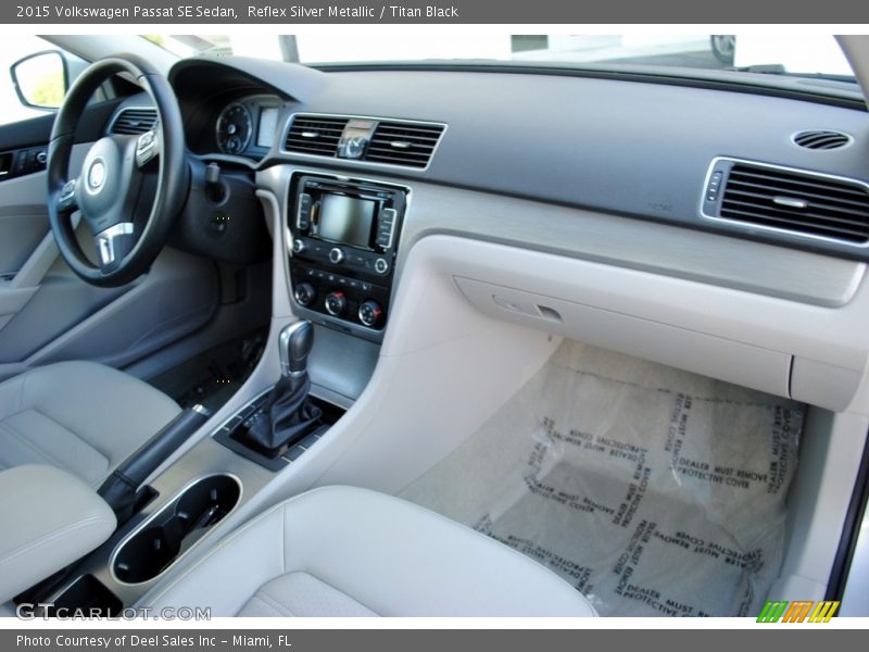 Reflex Silver Metallic / Titan Black 2015 Volkswagen Passat SE Sedan