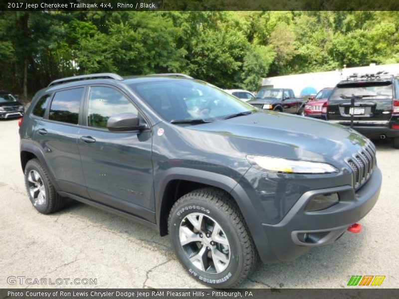Front 3/4 View of 2017 Cherokee Trailhawk 4x4