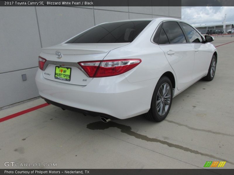 Blizzard White Pearl / Black 2017 Toyota Camry SE