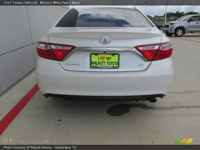 Blizzard White Pearl / Black 2017 Toyota Camry SE