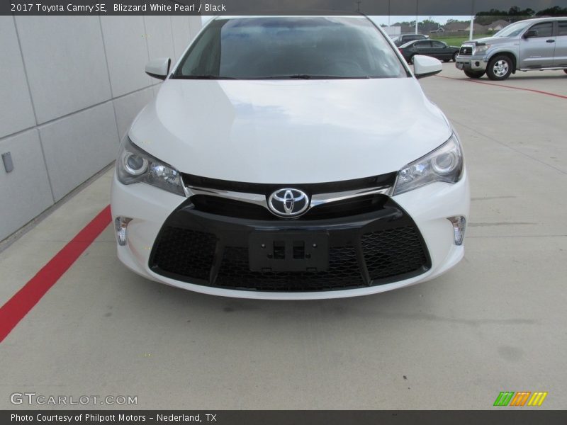 Blizzard White Pearl / Black 2017 Toyota Camry SE